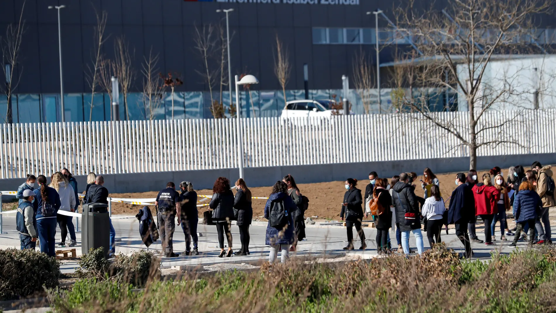 Varias personas esperan a las afueras del Hospital de Emergencias Enfermera Isabel Zendal de Madrid para ser vacunadas