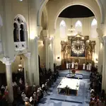 Vista de la primera eucaristía celebrada en la iglesia Virgen de la Paloma, en Madrid, tras la trágica explosión de gas