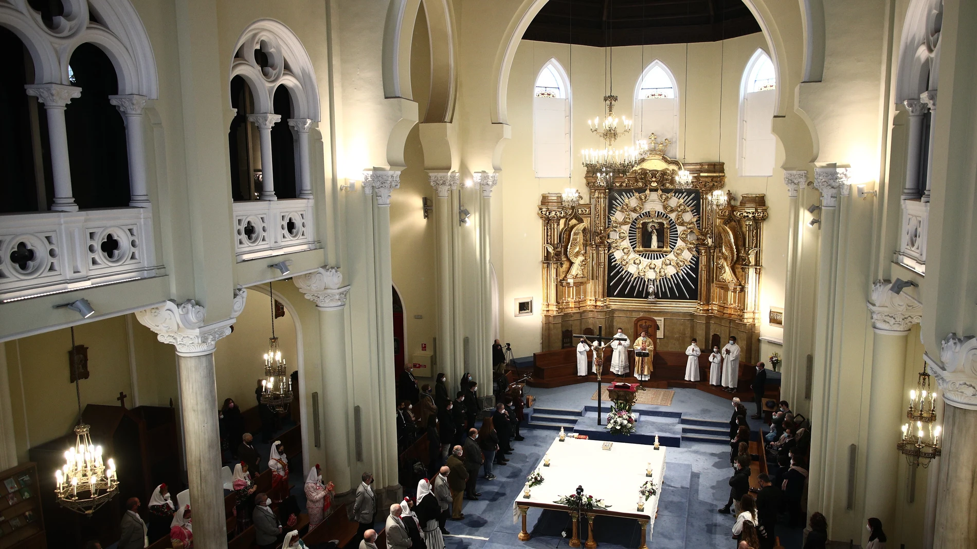 Vista de la primera eucaristía celebrada en la iglesia Virgen de la Paloma, en Madrid, tras la trágica explosión de gas