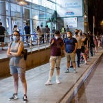Fila de personas que esperan para recibir una dosis de la vacuna de Pfizer en el Wizink Center, durante la primera noche en la que el recinto estuvo abierto a la vacunación, a 1 de julio de 2021