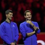 Novak Djokovic y Roger Federer en la despedida de la Laver Cup