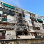 Estado en que ha quedado la vivienda situada en el número 7 de la calle Perdiz de Getafe, tras el incendio que se declaró ayer viernes