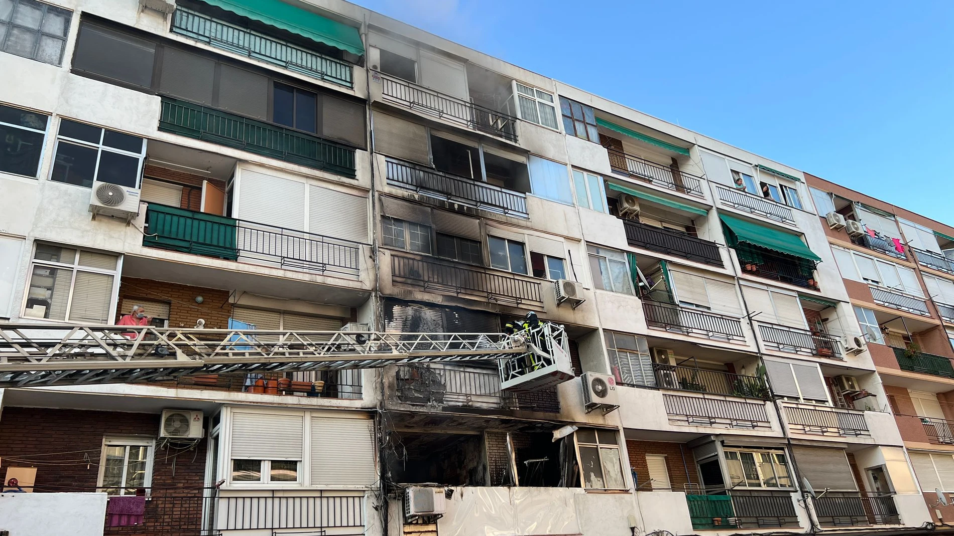 Estado en que ha quedado la vivienda situada en el número 7 de la calle Perdiz de Getafe, tras el incendio que se declaró ayer viernes