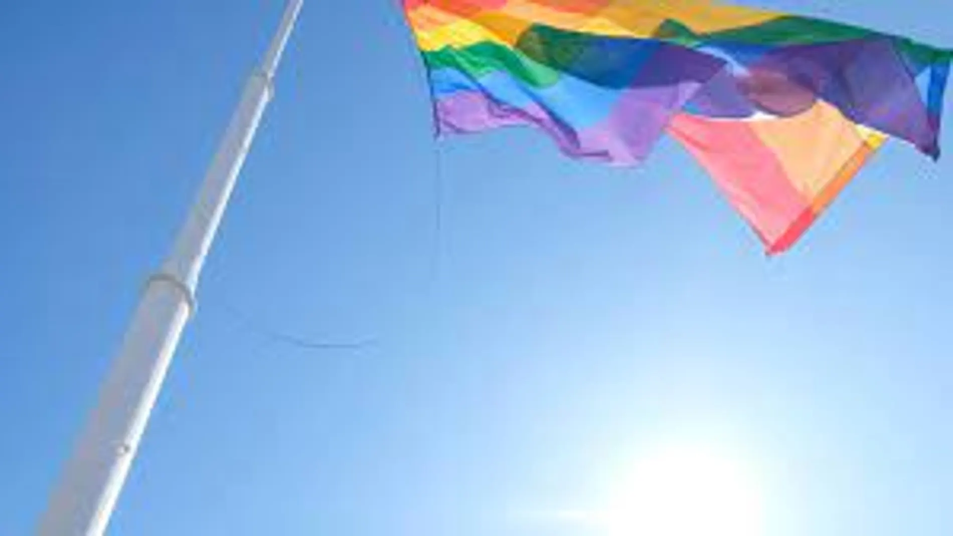 Bandera LGTBI en un gran mastil