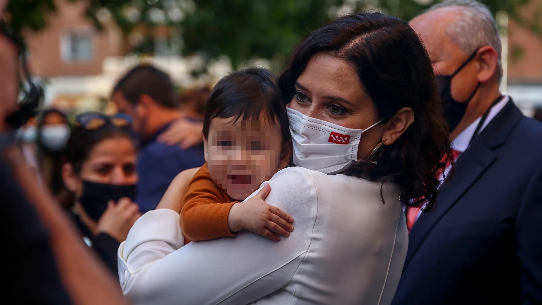 La presidenta en funciones de la Comunidad de Madrid, Isabel Díaz Ayuso, sostiene un bebé durante el homenaje de la Fundación Madrina a los niños como héroes de la pandemia