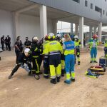 Un momento de la intervención de los servicios de emergencias y sanitarios en Alcalá de Henares