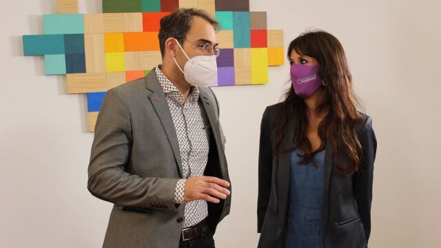 El coordinador general de IU Andalucía, Toni Valero, y la secretaria general de Podemos Andalucía, Martina Velarde