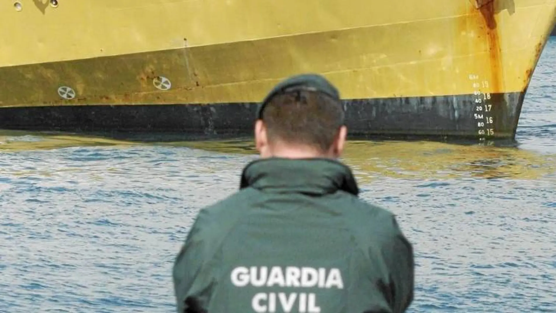 Un agente de la Guardia Civil, de espaldas, en Algeciras