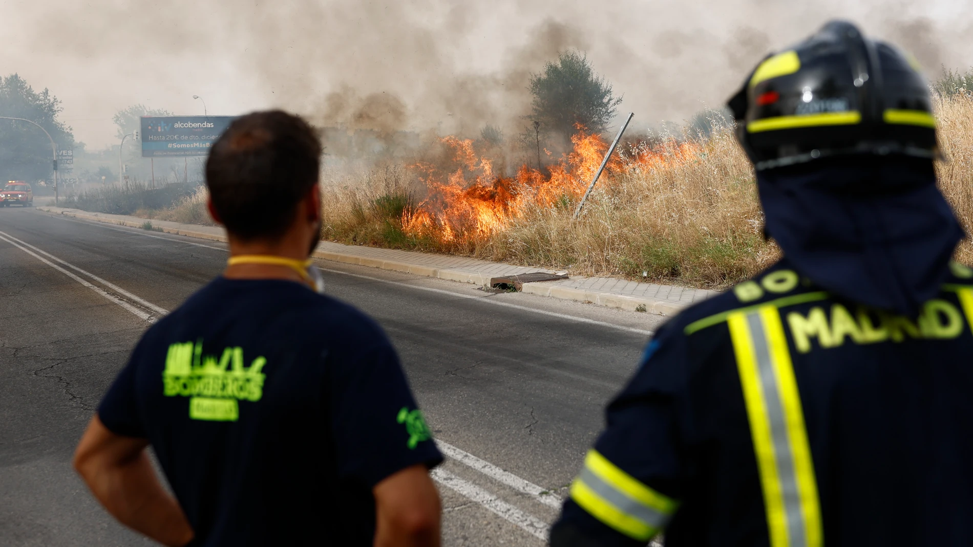 Efectivos del cuerpo de bomberos trabajaron en las labores de extinción del incendio que se declaró este miércoles en el área residencial de Las Tablas, en Madrid