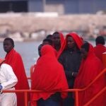 Personas rescatadas por Salvamento Marítimo, en una imagen de archivo