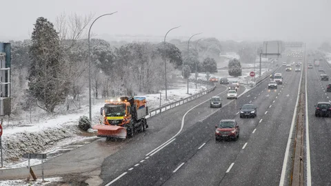 Una quitanieves está lista para trabajar en las cercanías de Madrid