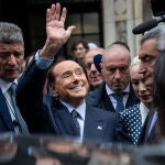 El ex primer ministro italiano Silvio Berlusconi ayer tras depositar su voto en el colegio electoral