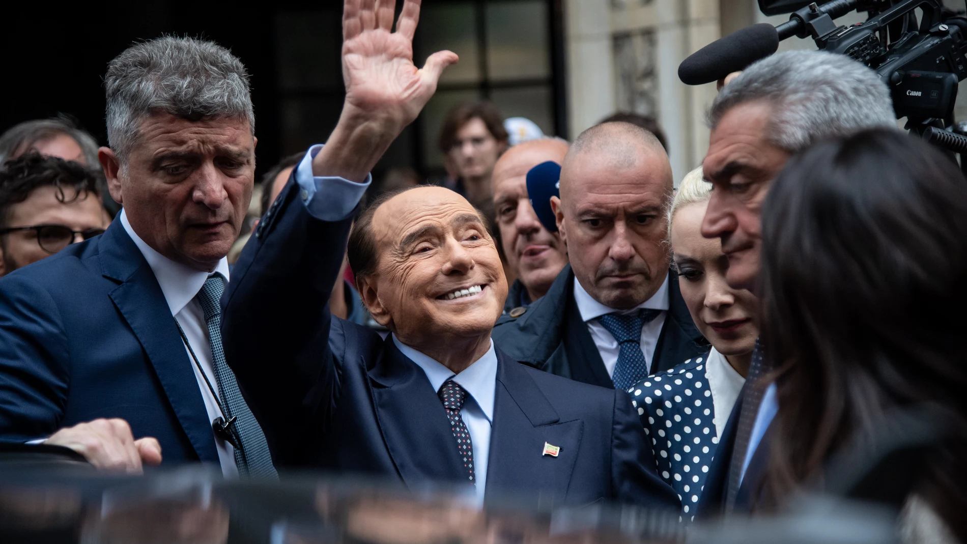 El ex primer ministro italiano Silvio Berlusconi ayer tras depositar su voto en el colegio electoral