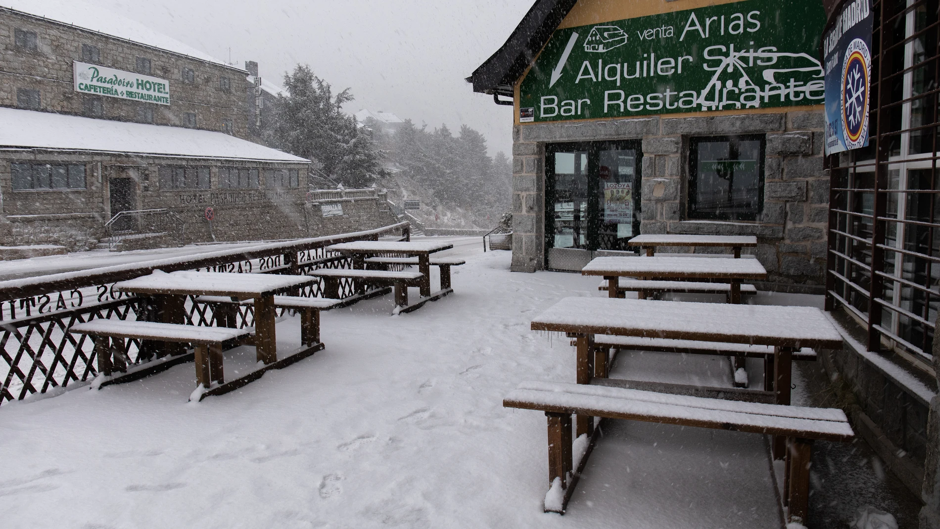 Un bar-restaurante afectado por el temporal de nieve en el Puerto de Navacerrada