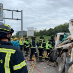 Un momento de la intervención de los Bomberos para auxiliar al camionero