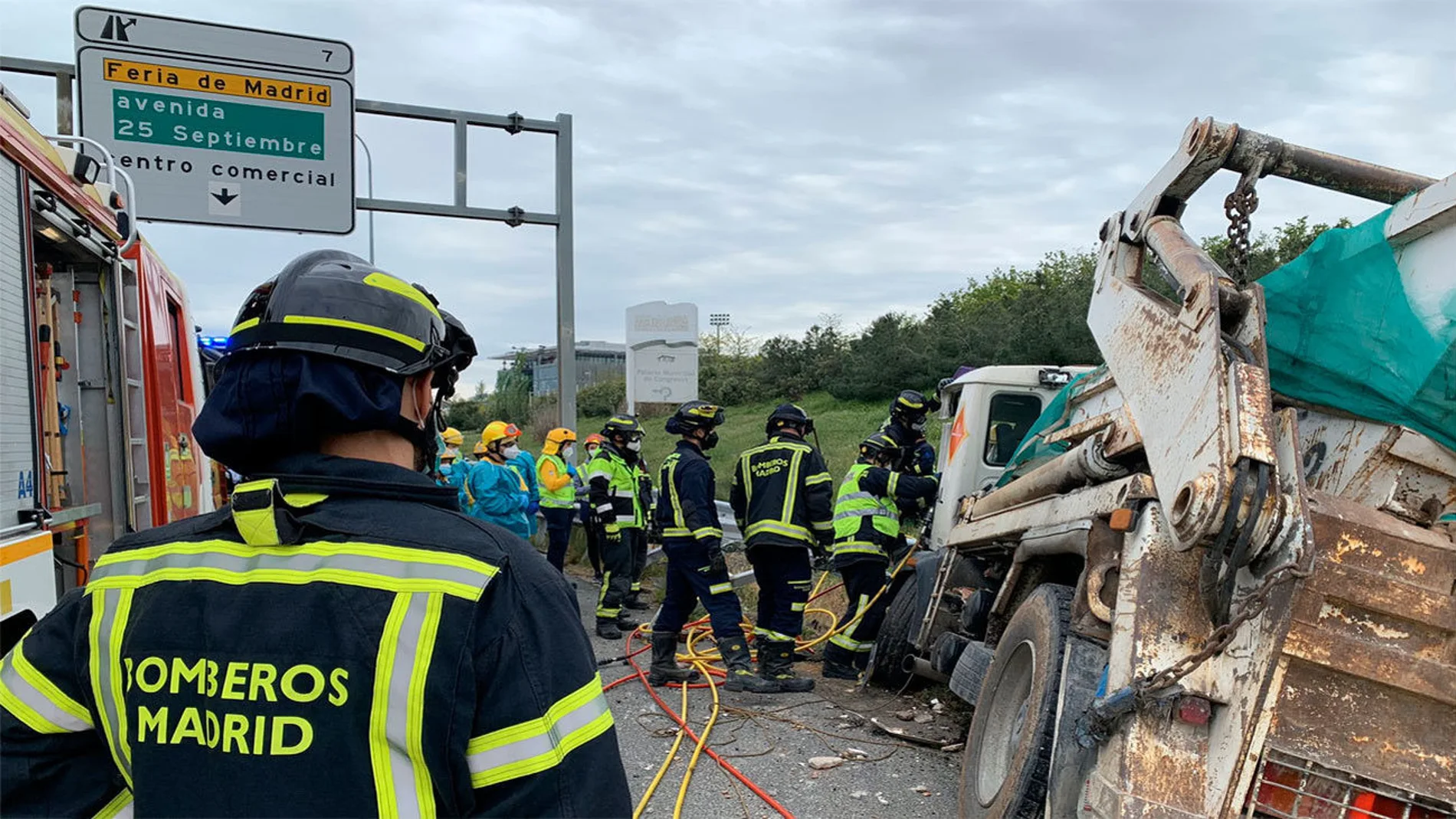 Un momento de la intervención de los Bomberos para auxiliar al camionero