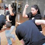 Imagen de un curso de defensa personal femenina