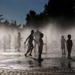 Pequeños y mayores se refrescan en Madrid este verano durante una ola de calor