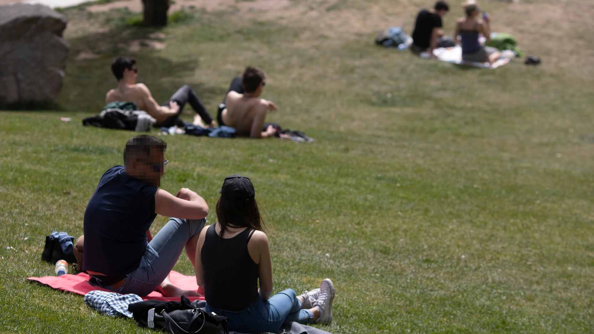 Imagen de personas descansando en Madrid Río