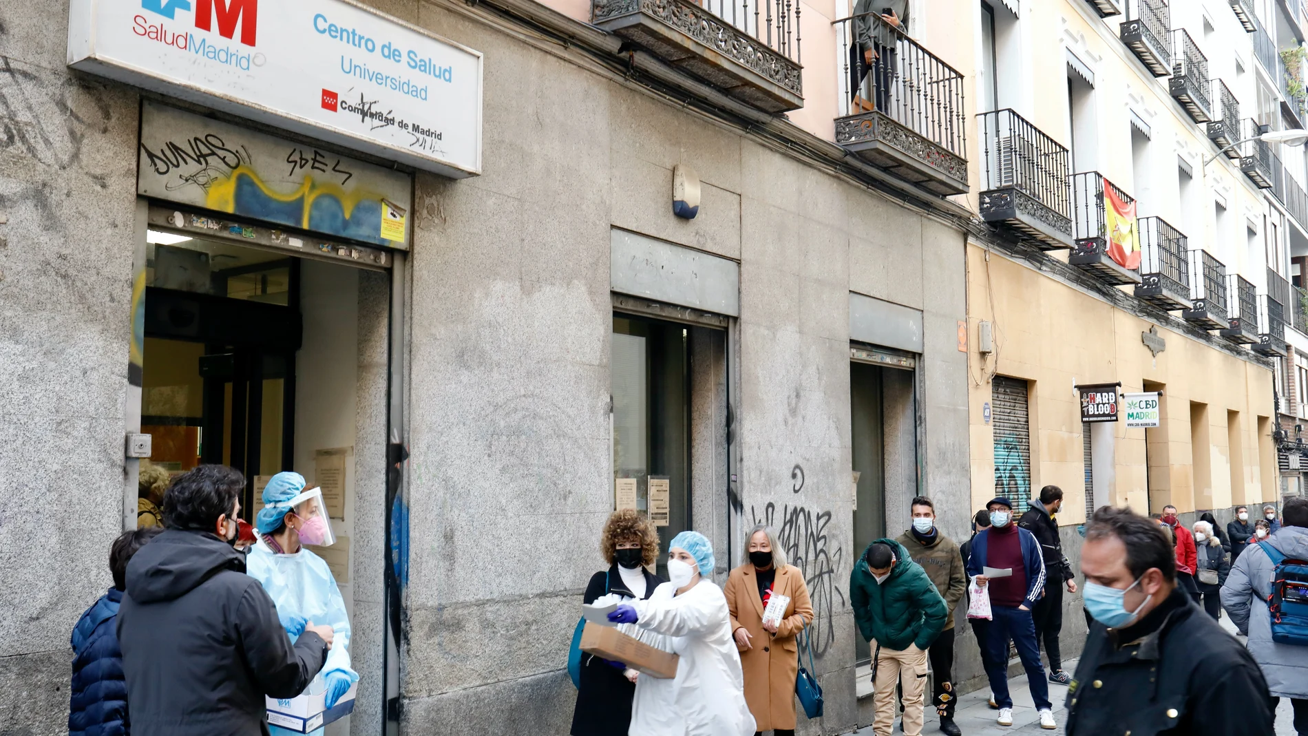 Varias personas esperan para realizarse un test de Covid-19 en el Centro de Salud Universidad en Madrid