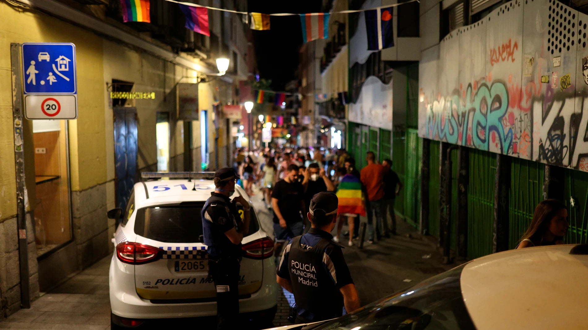 Miembros de la Policía Nacional controlan las calles del barrio madrileño de Chueca en el día del Orgullo LGTBI