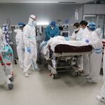 Un grupo de sanitarios atiende a un enfermo de Covid en el hospital Isabel Zendal