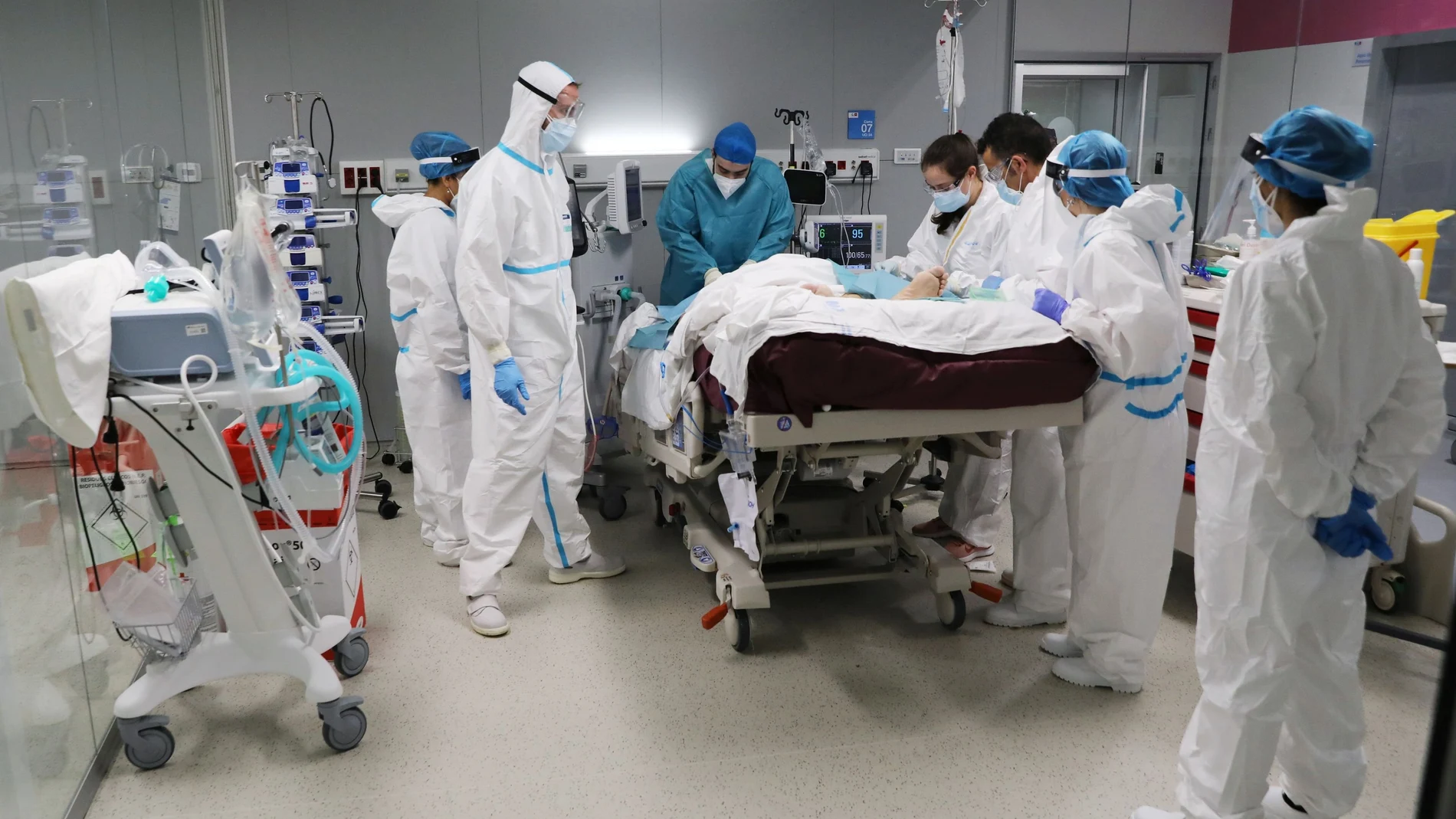 Un grupo de sanitarios atiende a un enfermo de Covid en el hospital Isabel Zendal