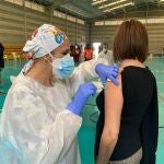 Una sanitaria administra una vacuna contra la Covid-19