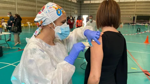 Una sanitaria administra una vacuna contra la Covid-19