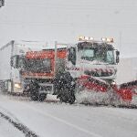 Una máquina quitanieves despeja la carretera