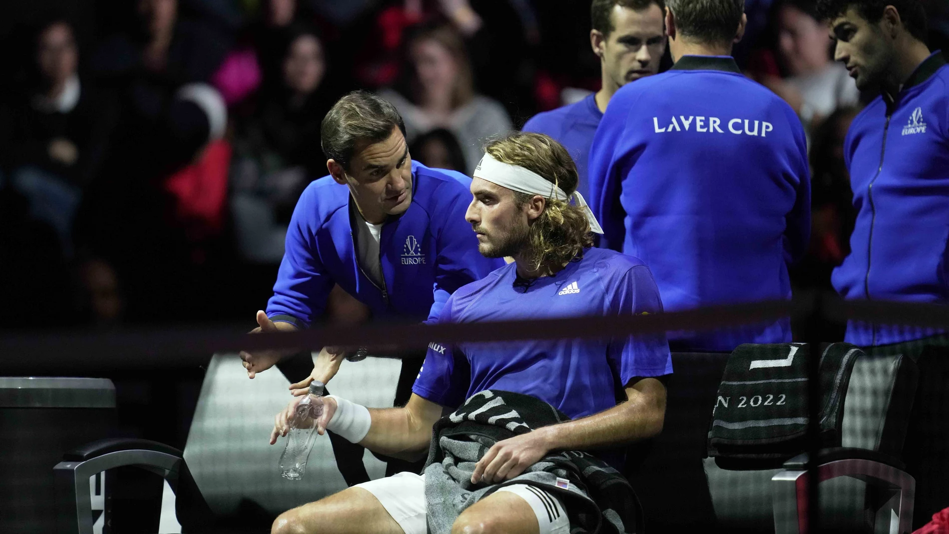 Roger Federer charla con Tsitsipas durante la última Laver Cup