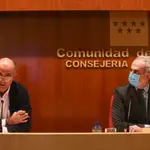 El consejero de Sanidad madrileño, Enrique Ruiz Escudero, y el viceconsejero de Salud Pública y Plan COVID-19 de la Comunidad de Madrid, Antonio Zapatero