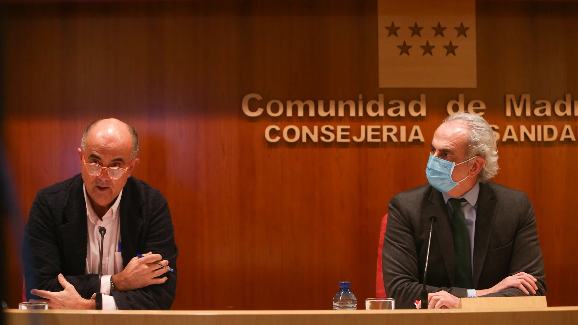 El consejero de Sanidad madrileño, Enrique Ruiz Escudero, y el viceconsejero de Salud Pública y Plan COVID-19 de la Comunidad de Madrid, Antonio Zapatero