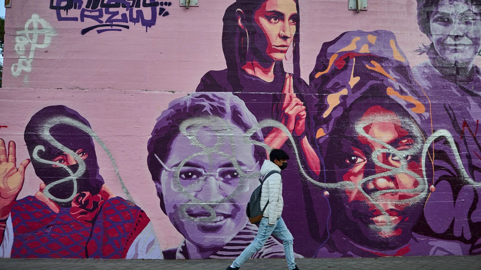 El mural feminista de Ciudad Lineal ha sido vandalizado con pintadas otra vez