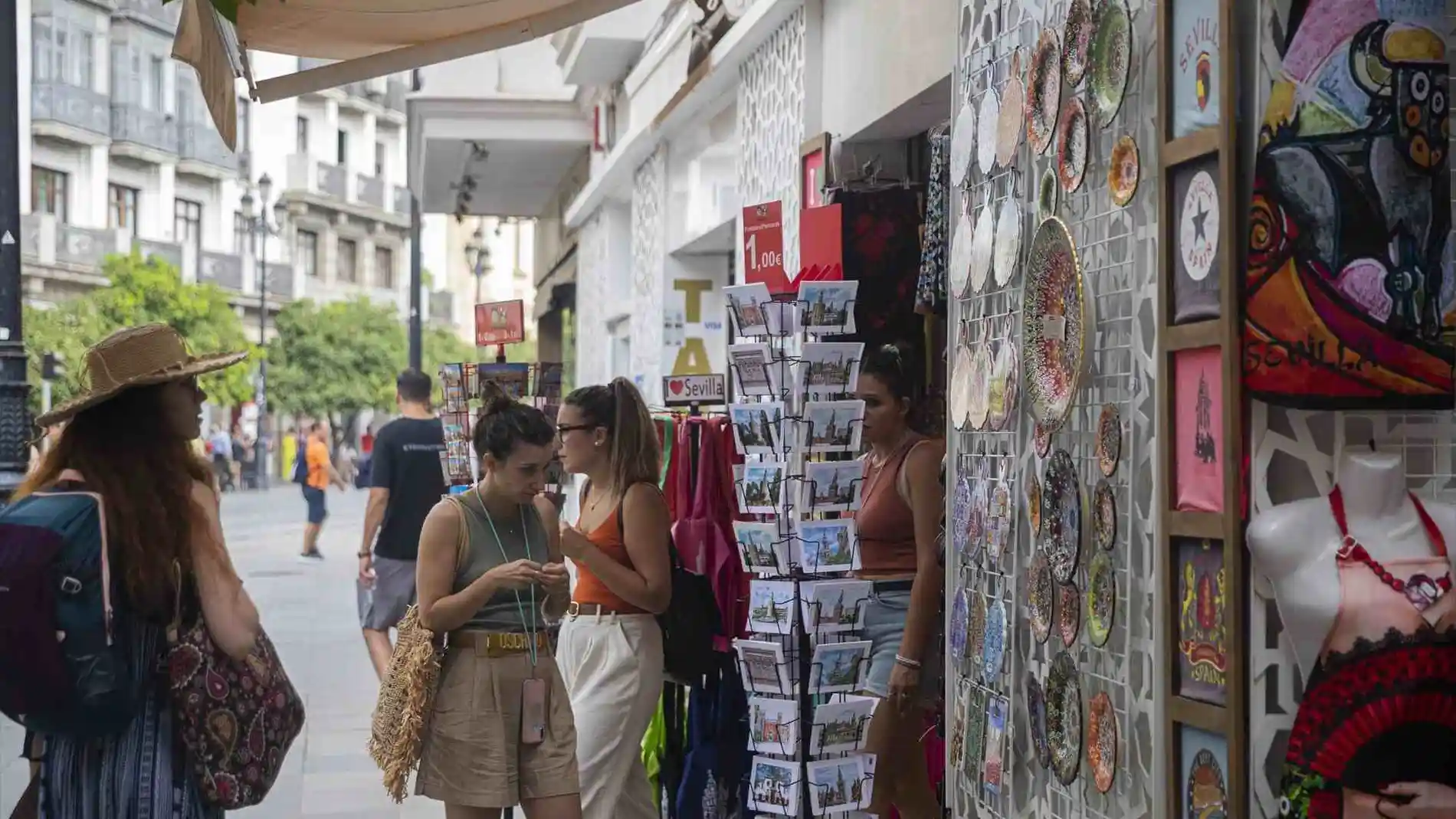 Varias turistas entran en una tienda de souvenirs en la capital hispalense