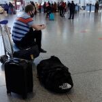 Un viajero espera sentado en el aeropuerto de Málaga-Costa del Sol