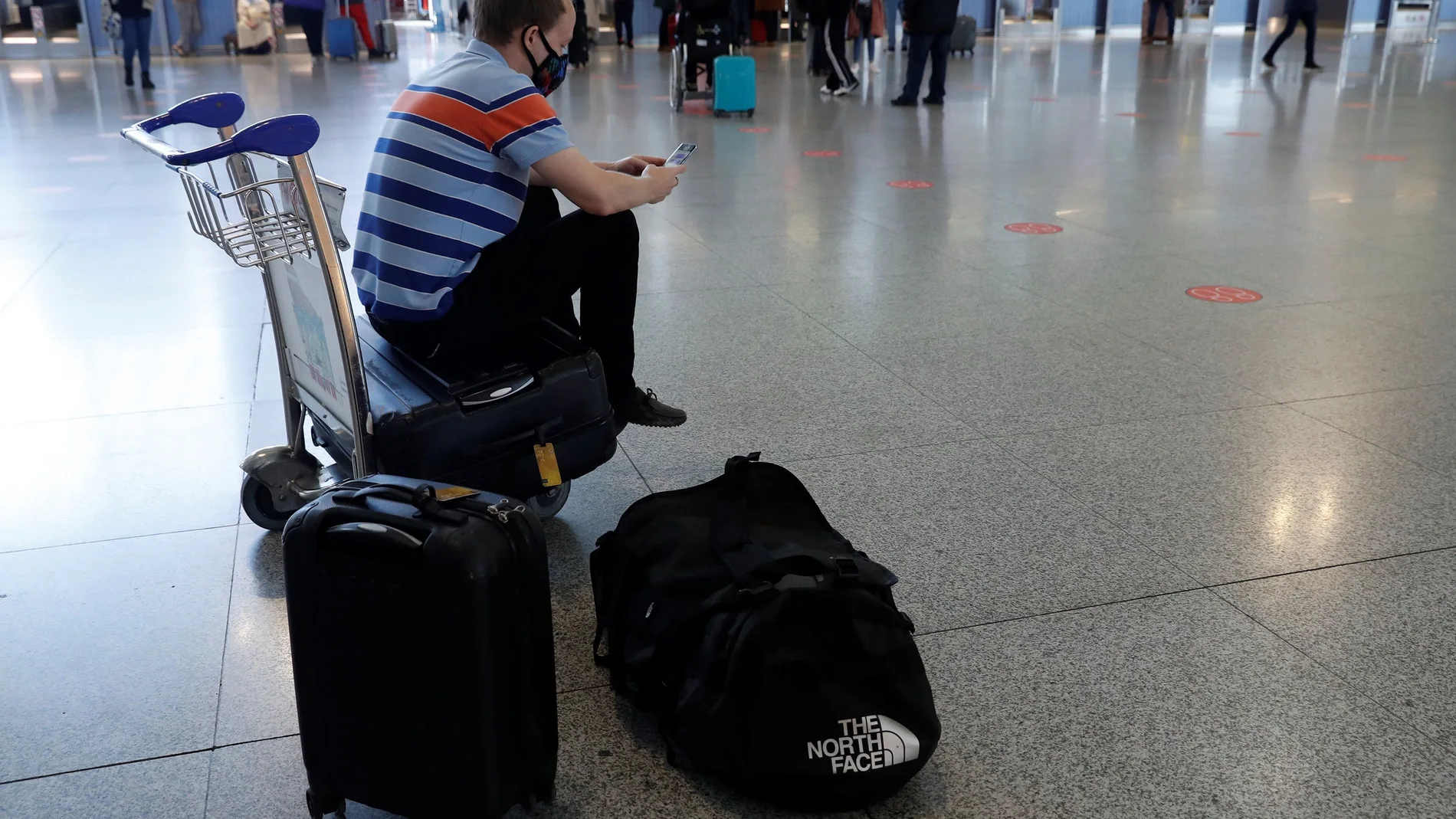 Un viajero espera sentado en el aeropuerto de Málaga-Costa del Sol