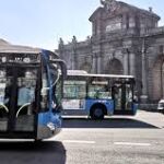 Buses en la Puerta de Alcalá, una de las entradas de El Retiro
