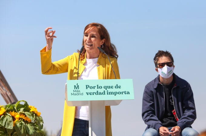 La candidata de Más Madrid a la Presidencia de la Comunidad de Madrid, Mónica García (i), y el líder de Más País, Íñigo Errejón