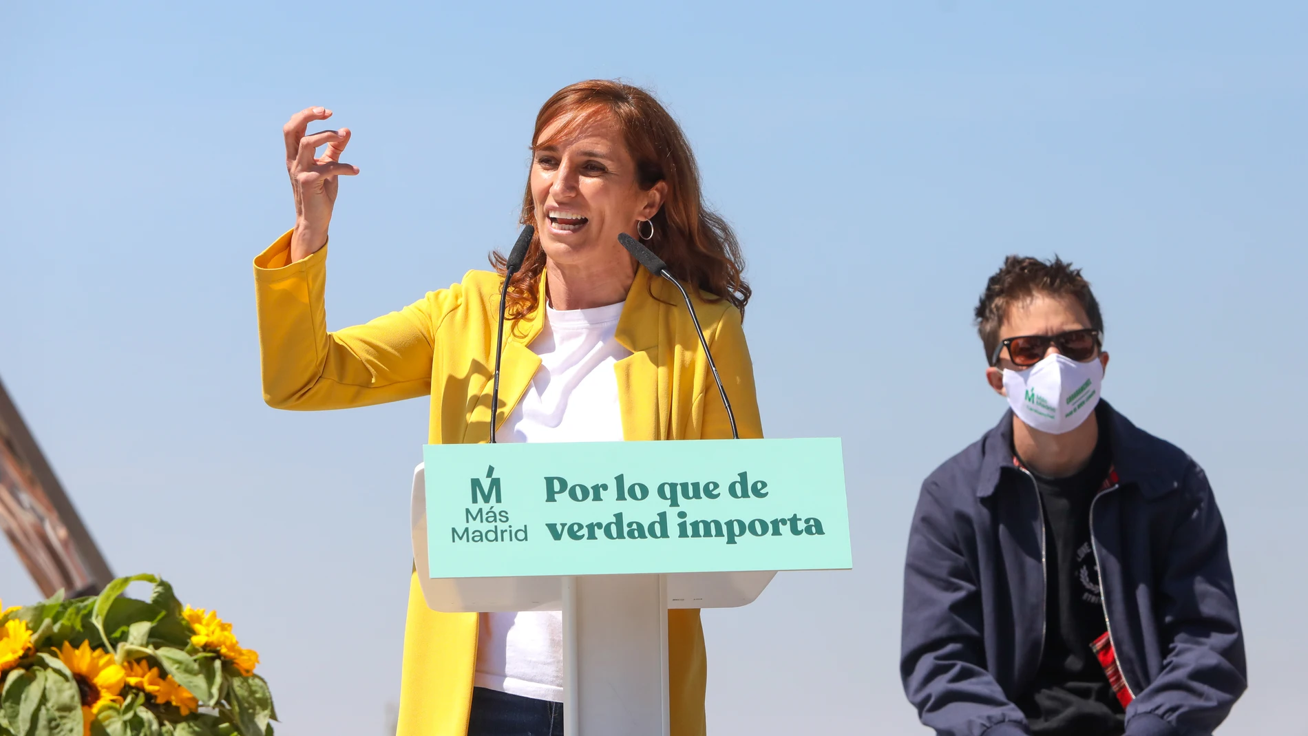 La candidata de Más Madrid a la Presidencia de la Comunidad de Madrid, Mónica García (i), y el líder de Más País, Íñigo Errejón