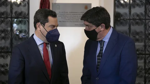 El presidente de la Junta de Andalucía, Juanma Moreno, a la izquierda, junto al vicepresidente, Juan Marín