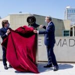 El alcalde de Madrid, José Luis Martínez-Almeida, y el embajador de la Federación de Rusia en España, Yury Korchagin, inauguran un busto en homenaje al astronauta Yuri Gagarin, en el Parque Tierno Galván, Madrid