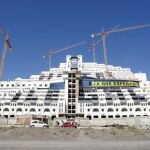 Imagen del hotel del Algarrobico, con una pancarta que colocó Greenpeace