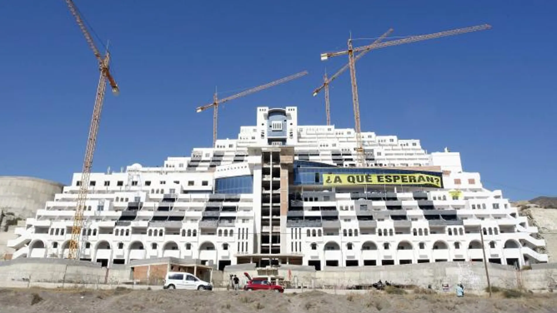 Imagen del hotel del Algarrobico, con una pancarta que colocó Greenpeace