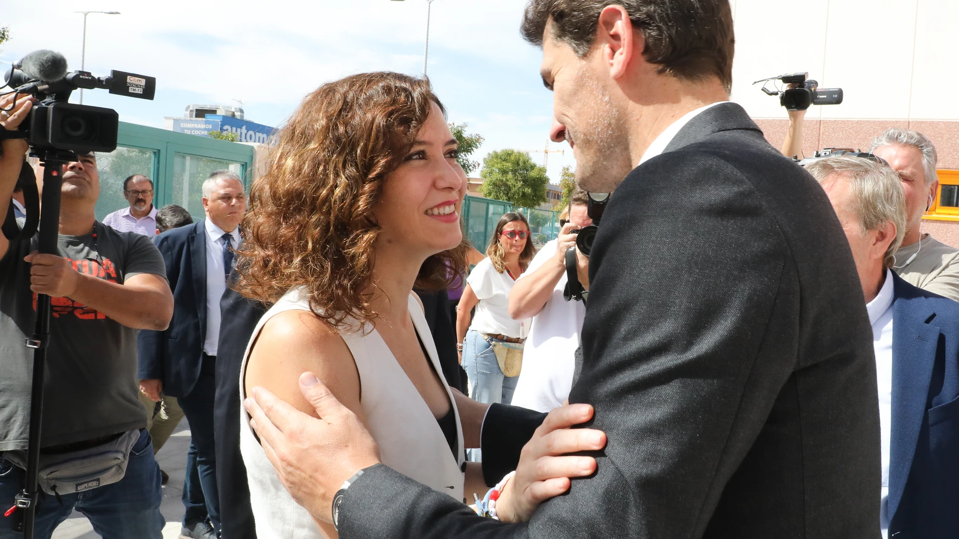 La presidenta madrileña, Isabel Díaz Ayuso, saluda al deportista Iker Casillas a su llegada a la inauguración del curso escolar, en el Centro Público de Educación Especial Iker Casillas de Torrejón de Ardoz