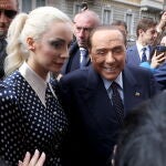 Silivio Berlusconi acude a votar junto a su pareja, Marta Fascina, en Milán