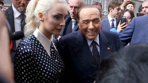 Silivio Berlusconi acude a votar junto a su pareja, Marta Fascina, en Milán