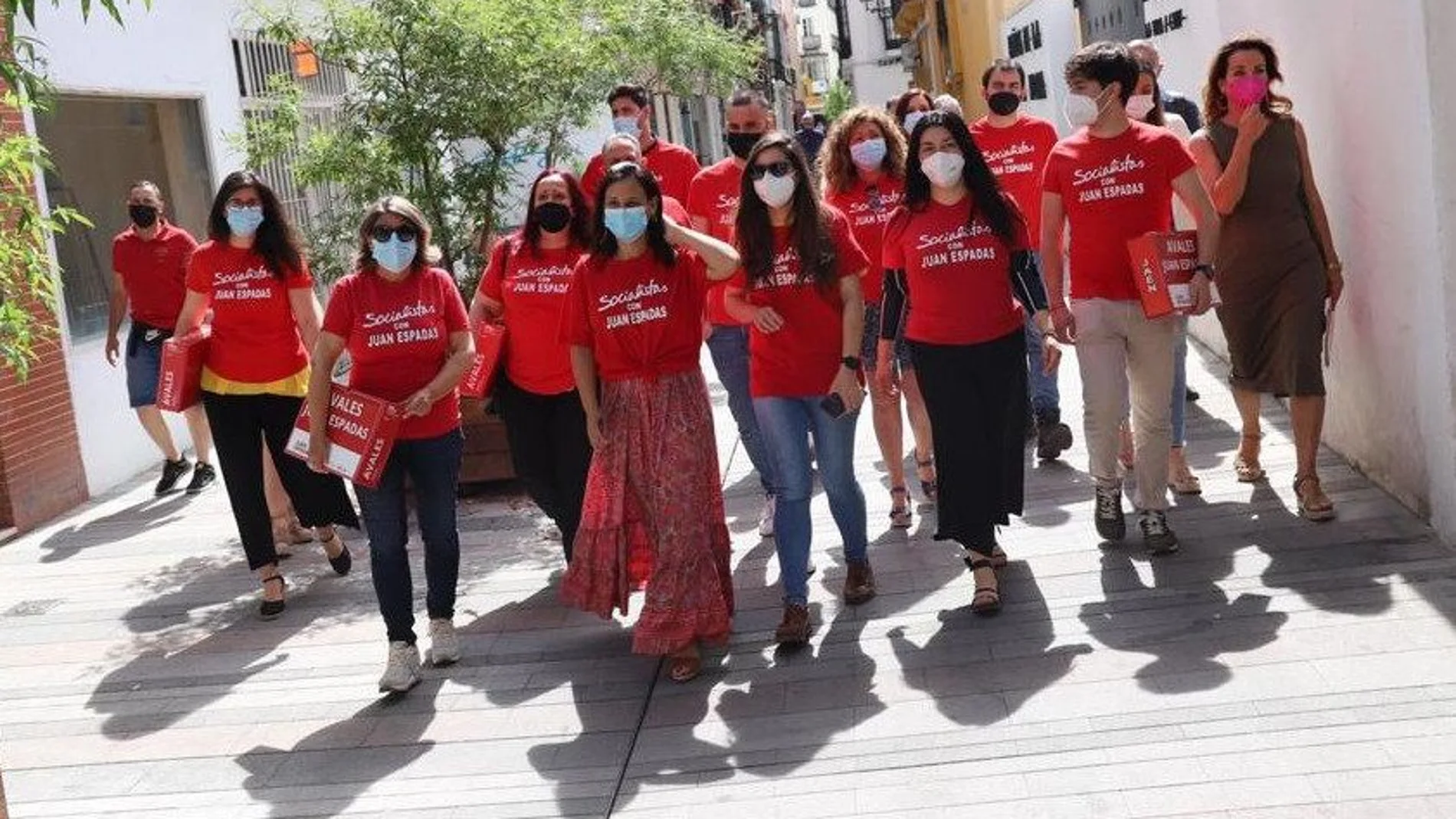 Representantes de la candidatura de Juan Espadas, enfundados en la misma camiseta al acudir ayer a entregar avales a la sede del PSOE-A