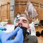 Una hombre se somete a un test de antígenos en la Universidad de Alcalá de Henares
