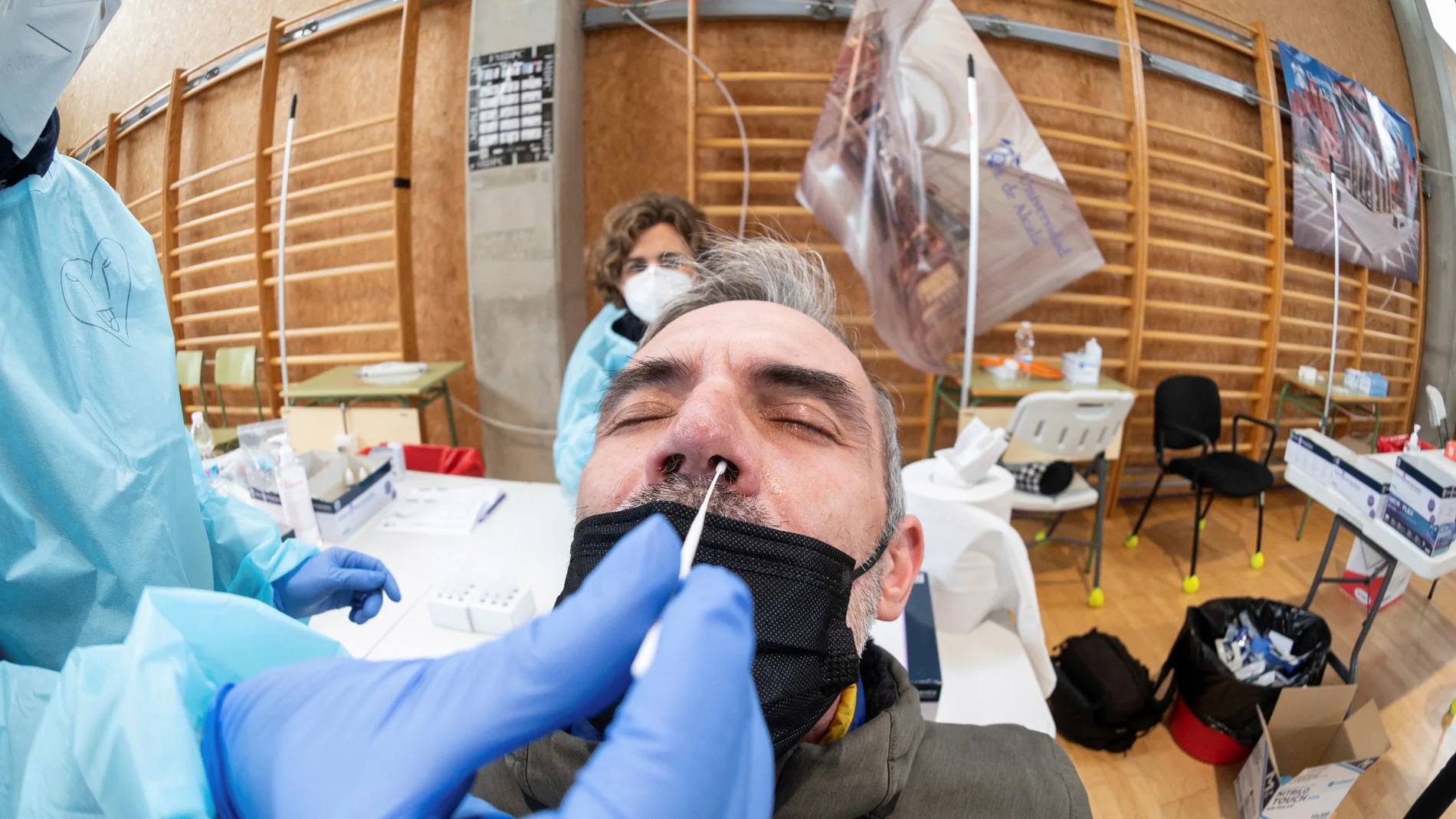 Una hombre se somete a un test de antígenos en la Universidad de Alcalá de Henares